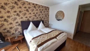 Studio Pankow (20 m²): Doppelbett vor Blumentapete