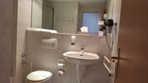 Badezimmer mit Waschbecken und WC im Studio Pankow