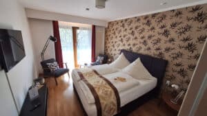 Studio Pankow mit Doppelbett, Fernseher und Balkontür