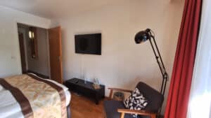 Studio Pankow mit Bett, Sessel und Fernseher