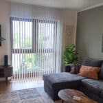 Wohnzimmer mit Ecksofa im Ferienappartement Typ A in Berlin-Pankow