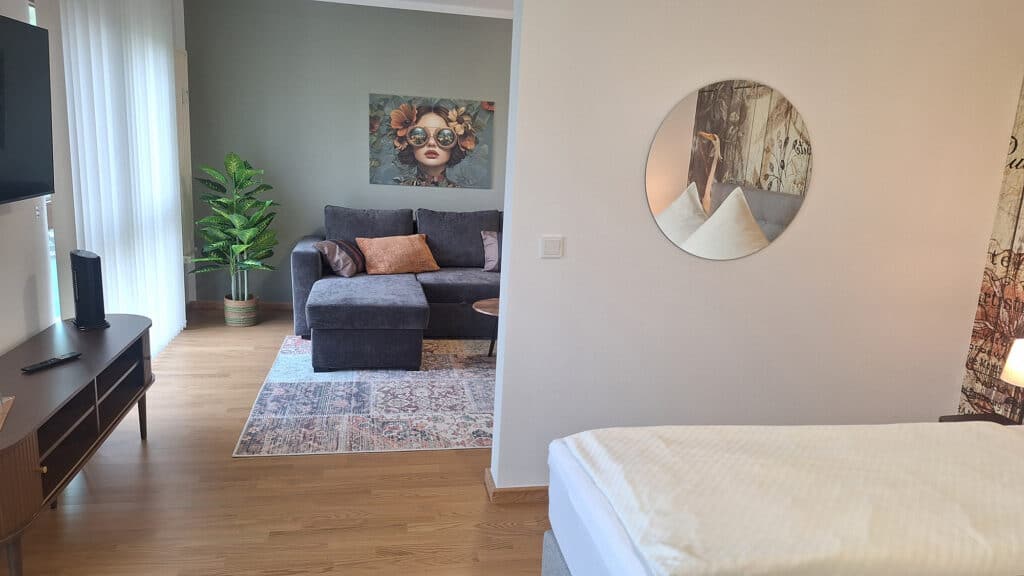 Blick vom Schlafbereich zum Wohnbereich im Ferienappartement Typ A