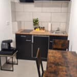 Pantry-Küche mit Essplatz im Ferienappartement Typ A