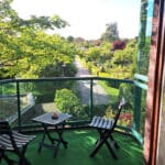 Balkon mit Sitzplatz und Blick ins Grüne im Ferienappartement Typ A