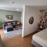Exklusives Ferienappartement Typ A (40 m²): Blick vom Bett in den Wohnbereich