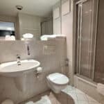 Badezimmer mit Waschbecken und WC im Ferienappartement Typ A